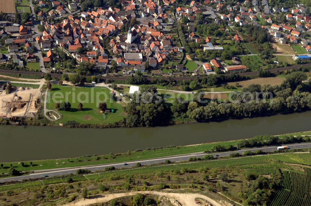 Aerial photograph Großmannsdorf am Main - Blick von Norden über den Uferbereich am Main auf die Stadt Großmannsdorf.