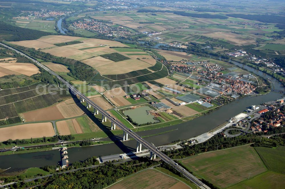 Marktbreit from above - Blick aus Südost über die Schleuse Marktbreit und die Autobahnbrücke der A7 auf den Flussverlauf des Main mit verschiedenen Orten am Uferbereich.