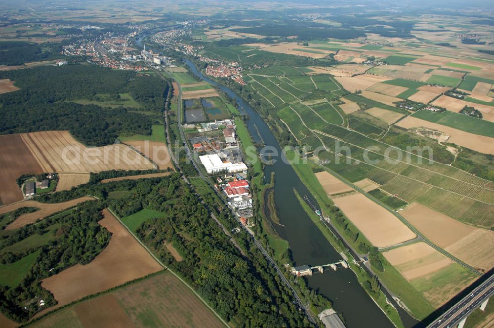 Marktbreit from the bird's eye view: Blick aus Osten über die Schleuse und das Gewerbegebiet Marktbreit auf den Flussverlauf des Main in Richtung Frickenhausen und Ochsenfurt.