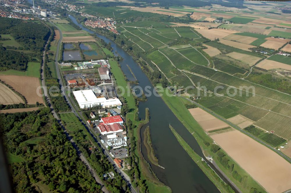 Aerial photograph Marktbreit - Blick aus Osten über das Gewerbegebiet Marktbreit auf den Flussverlauf des Main in Richtung Frickenhausen und Ochsenfurt.