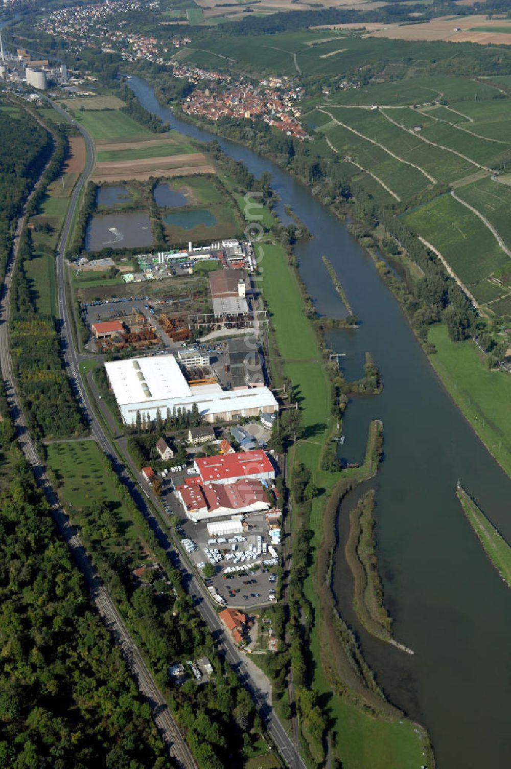 Marktbreit from above - Blick aus Osten über das Gewerbegebiet Marktbreit auf den Flussverlauf des Main in Richtung Frickenhausen und Ochsenfurt.