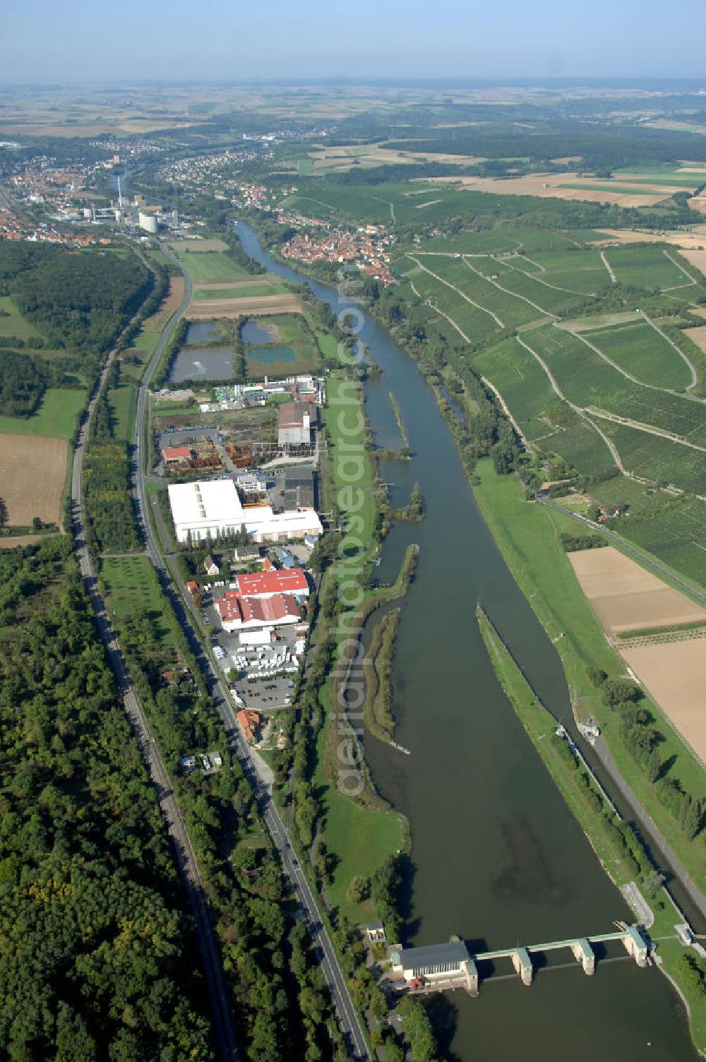  from the bird's eye view: Blick aus Osten über die Schleuse und das Gewerbegebiet Marktbreit auf den Flussverlauf des Main in Richtung Frickenhausen und Ochsenfurt.