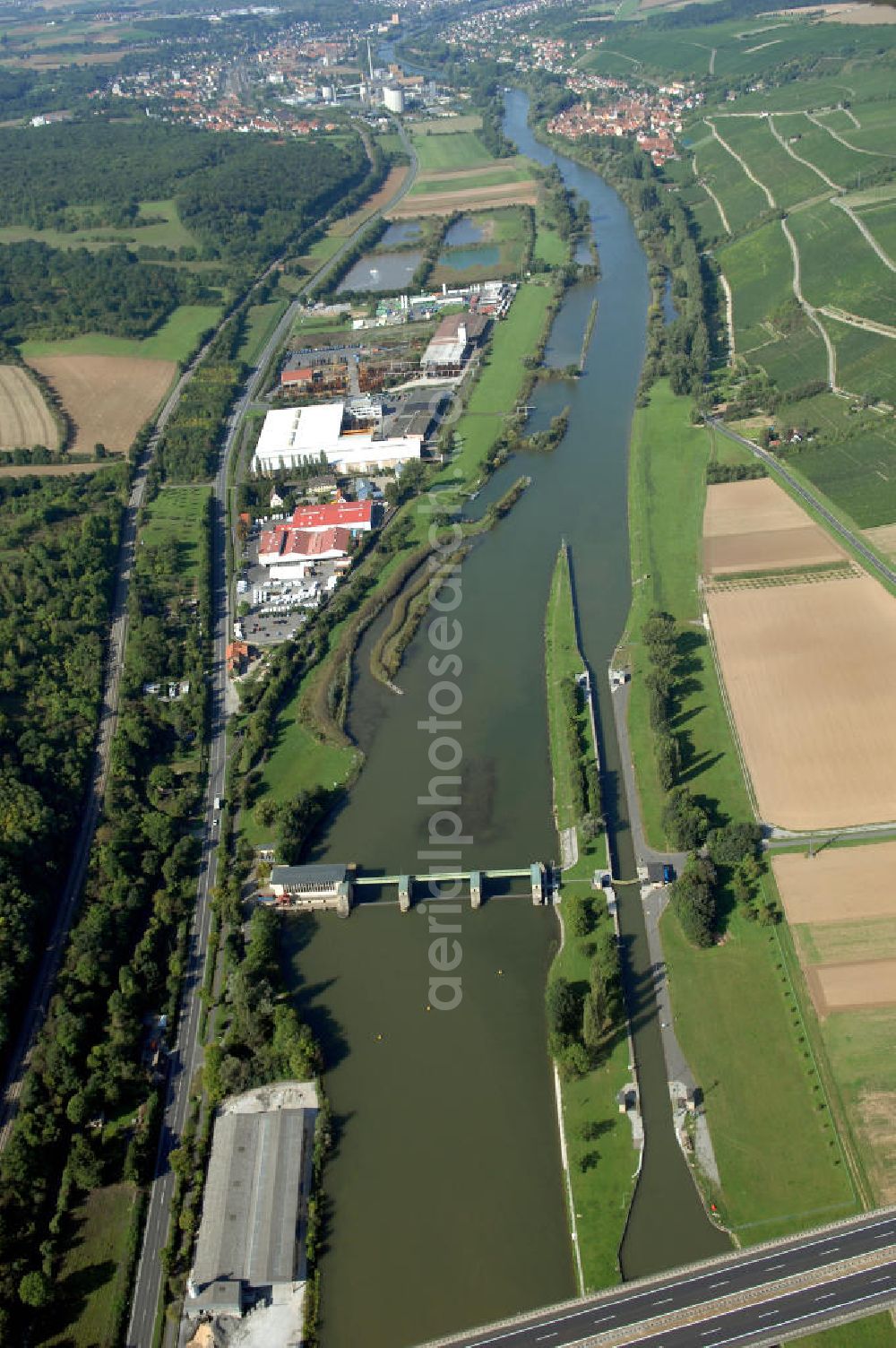 Aerial image - Blick aus Osten über die Schleuse und das Gewerbegebiet Marktbreit auf den Flussverlauf des Main in Richtung Frickenhausen und Ochsenfurt.