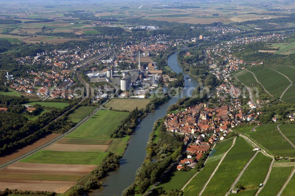 Aerial photograph Marktbreit - Blick aus Osten von Marktbreit auf den Flussverlauf des Main in Richtung Frickenhausen auf der rechten Uferseite und Ochsenfurt mit dem Industriegebiet auf der linken Uferseite.