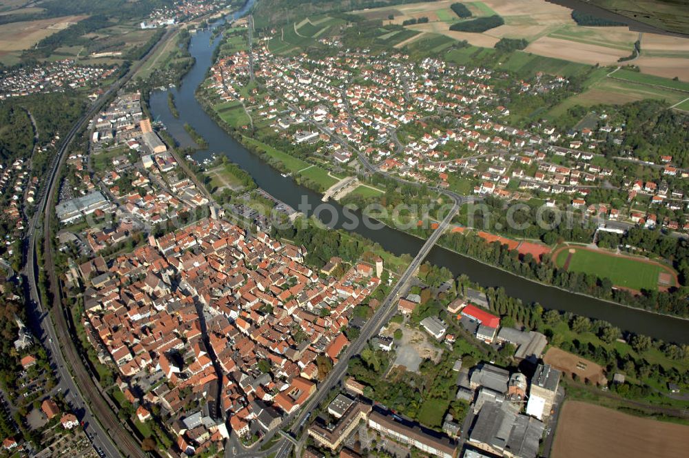 Ochsenfurt from above - Blick aus Südost über die Altstadt mit der Alten und Neuen Mainbrücke auf den Flussverlauf des Main in Richtung der Schleuse Großmannsdorf.