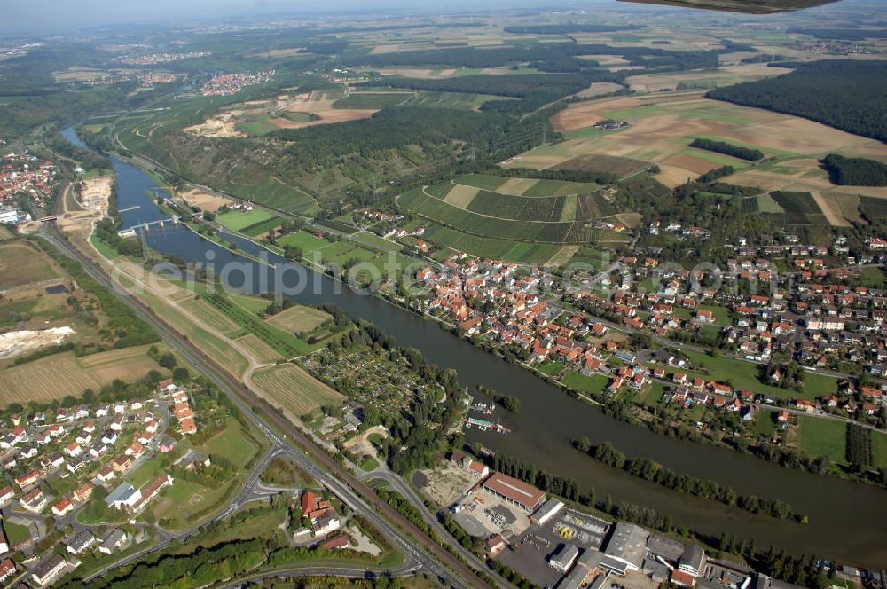 Ochsenfurt from the bird's eye view: Blick aus Südost über Ochsenfurt auf den Flussverlauf des Main in Richtung der Schleuse Großmannsdorf.