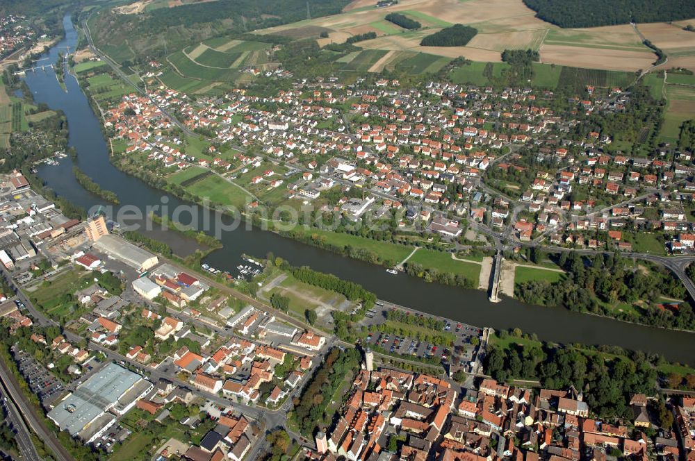 Aerial image Ochsenfurt - Blick aus Südost über Ochsenfurt mit der Alten Mainbrücke auf den Flussverlauf des Main in Richtung der Schleuse Großmannsdorf.