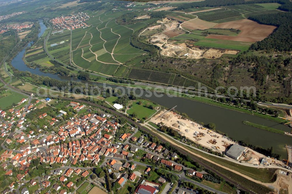 Aerial photograph Großmannsdorf am Main - Blick aus Südost über die Stadt mit Hafen auf den Flussverlauf des Main in Richtung Sommerhausen und Winterhausen.