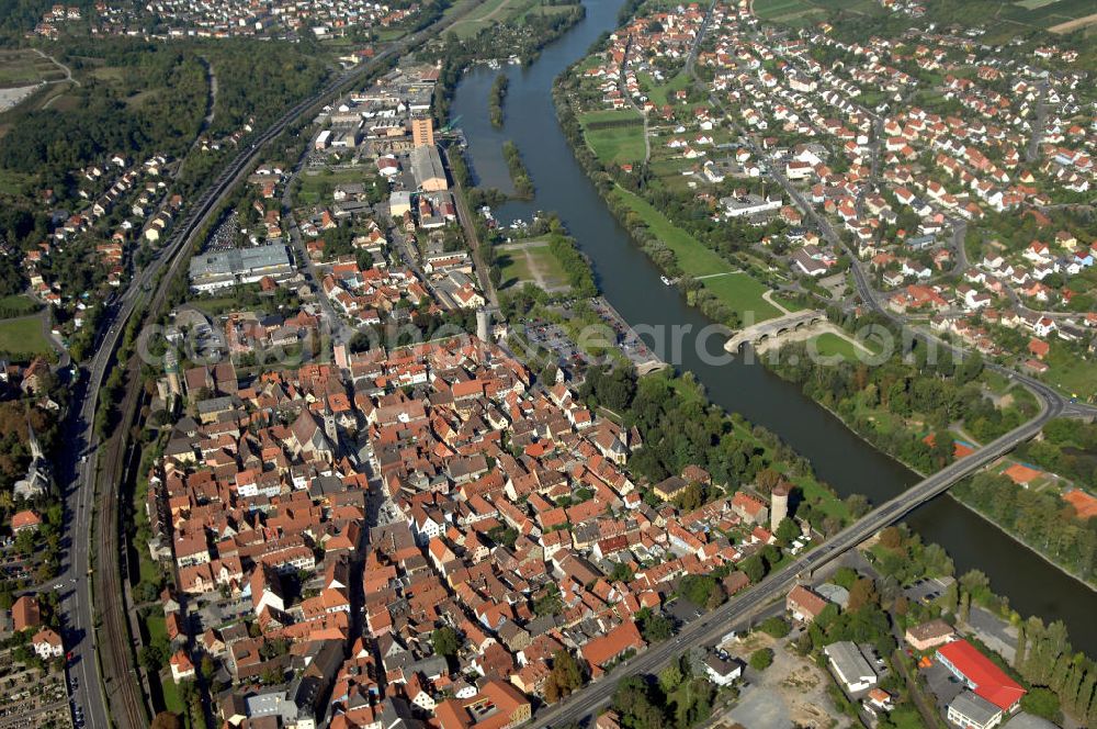 Ochsenfurt from above - Blick aus Südost über die Altstadt mit der Alten und Neuen Mainbrücke auf den Flussverlauf des Main in Richtung der Schleuse Großmannsdorf.