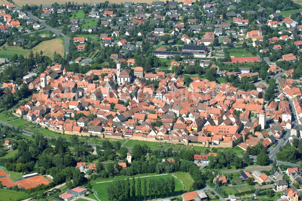 Aerial image Mainbernheim - Mainbernheim mit Kirche und seiner weitgehend intakten Stadtmauer . Sie hat zum größten Teil ein mittelalterliches Stadtbild mit einigen sorgfältig restaurierten Bürgerhäusern. Eine besondere Rarität ist der Arkadenfriedhof mit einer Friedhofskanzel außerhalb des Mauerrings der Stadt.