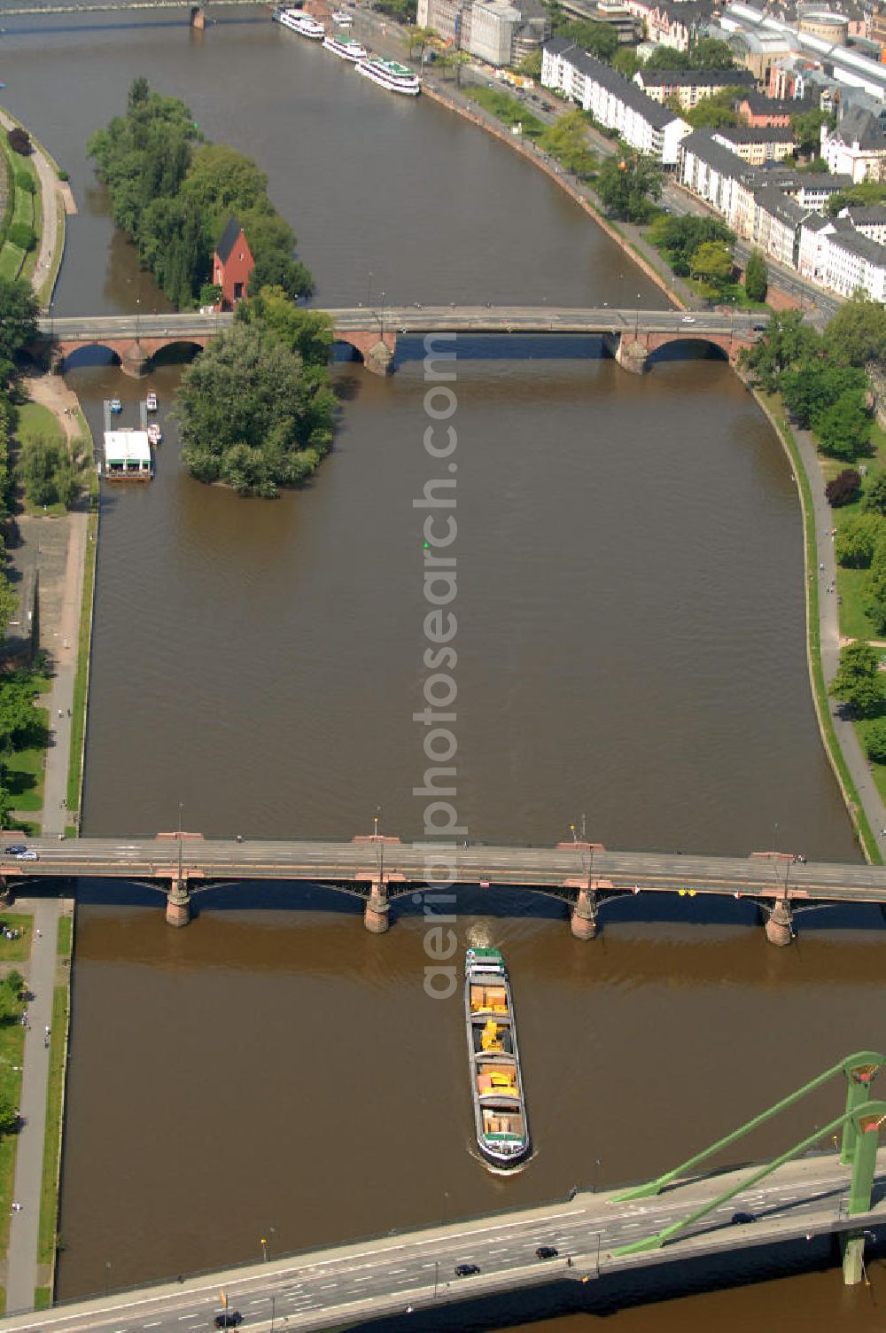 Aerial image Frankfurt am Main - View over the bridge Foesserbruecke and the Ignaz-Bubis-Bridge onto the Old Bridge with the Main island in Frankfurt at the Main in Hesse