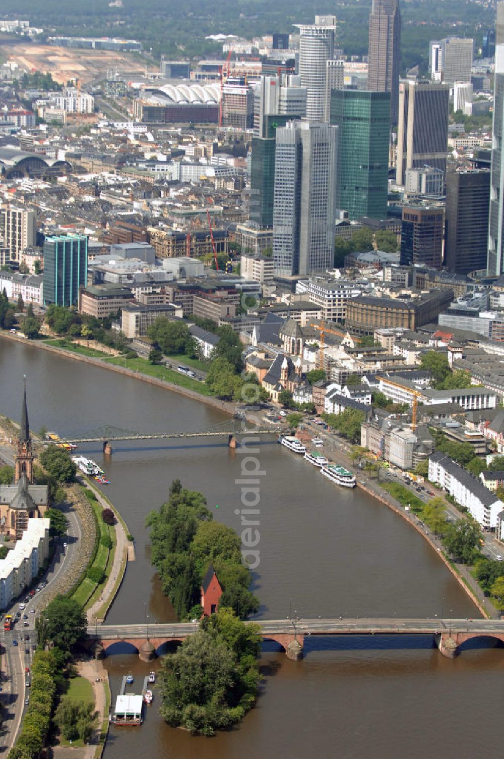 Aerial photograph Frankfurt am Main - View over the Old Bridge with the Main island onto the skywalk Eiserner Steg in Frankfurt at the Main in Hesse