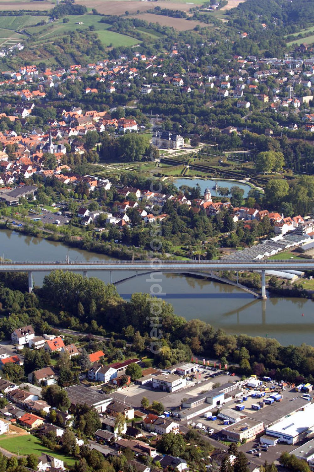 Veitshöchheim from above - Blick auf Maintalbrücke am Main bei Veitshöchheim und Margetshöchheim. Die Maintalbrücke Veitshöchheim ist eine zweigleisige Eisenbahnbrücke der Schnellfahrstrecke Hannover–Würzburg bei Streckenkilometer 322. Veitshöchheim ist eine Gemeinde im unterfränkischen Landkreis Würzburg und liegt am Main. Etwa zehn Kilometer nördlich von Würzburg liegt Margetshöchheim am linken Ufer des Mains in Sichtweite der auf dem rechten Ufer des Mains gelegenen Gemeinde Veitshöchheim. Kontakt: Gemeinde Margetshöchheim, Mainstraße 15, 97276 Margetshöchheim, Tel. +49 (0)931 46862 0, Fax +49 (0)931 46862 40; Kontakt Gemeinde Veitshöchheim: Erwin-Vornberger-Platz 1, 97209 Veitshöchheim, Tel. +49 (0)931 9802 6, Fax +49 (0)931 9802 766, e-mail: webmaster@veitshoechheim.de