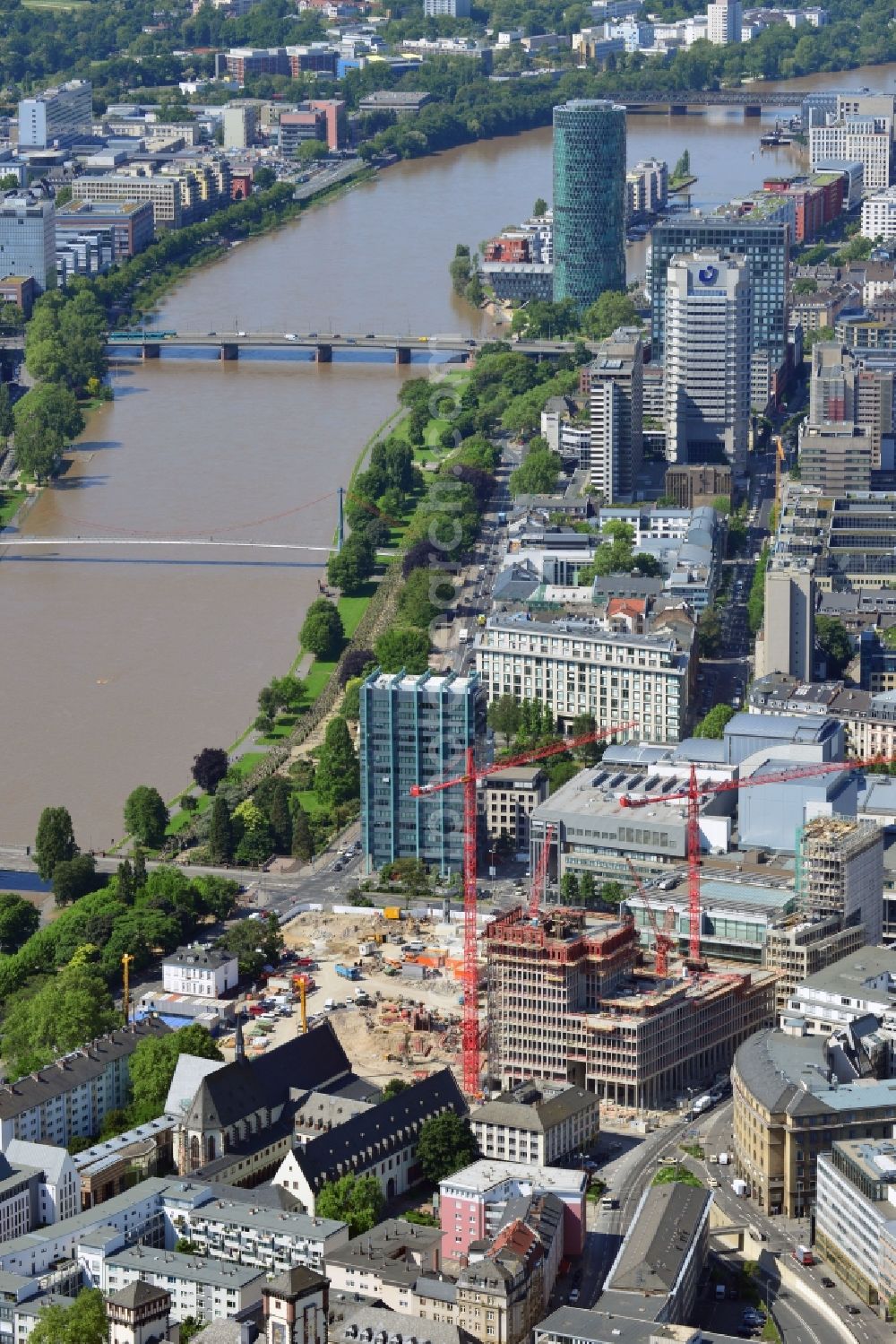 Aerial image Frankfurt am Main - Construction site at the Untermainkai in the historical city centre of Frankfurt am Main in the state of Hessen. Under construction are towers and office- as well as residential compounds called Maintor at the riverbank of Main. Nearby is the Kameliter Abbey and the Archeological Museum Frankfurt