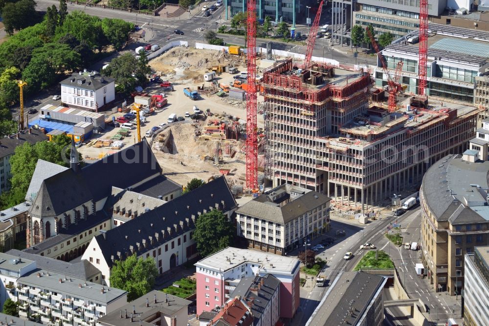 Aerial photograph Frankfurt am Main - Construction site at the Untermainkai in the historical city centre of Frankfurt am Main in the state of Hessen. Under construction are towers and office- as well as residential compounds called Maintor at the riverbank of Main. Nearby is the Kameliter Abbey and the Archeological Museum Frankfurt