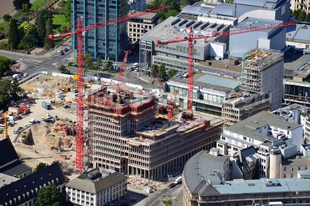 Frankfurt am Main from above - Construction site at the Untermainkai in the historical city centre of Frankfurt am Main in the state of Hessen. Under construction are towers and office- as well as residential compounds called Maintor at the riverbank of Main. Nearby is the Kameliter Abbey and the Archeological Museum Frankfurt