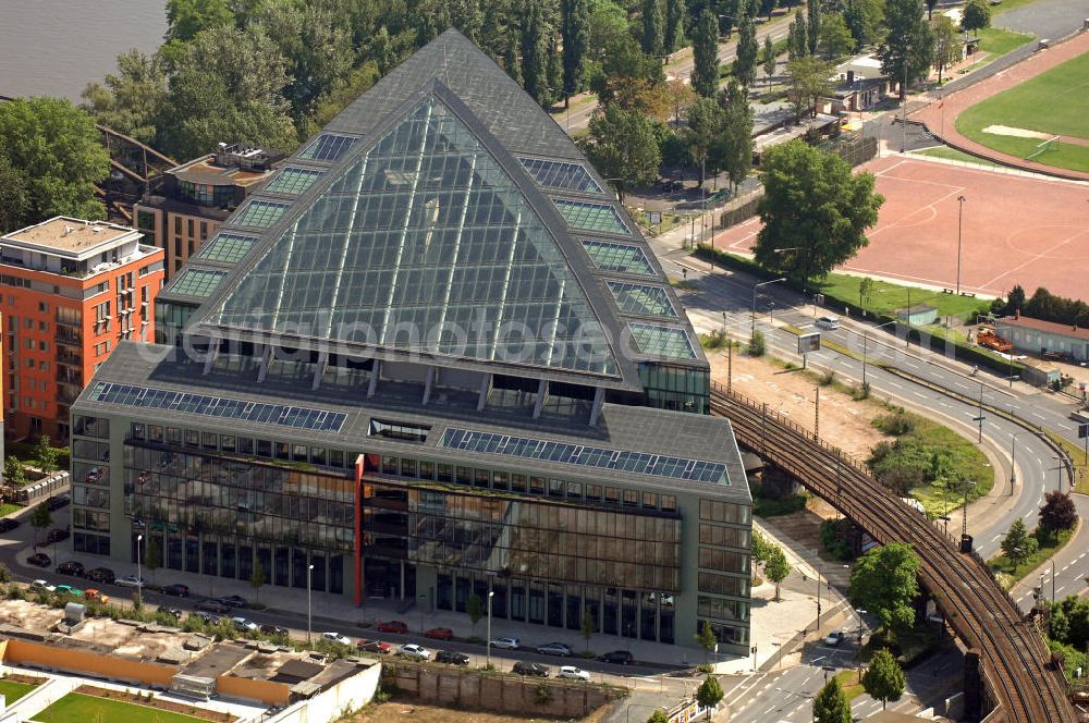 Aerial image Frankfurt am Main - Blick auf das Hochhaus MainTriangel am Deutschherrenufer im Frankfurter Stadtteil Sachsenhausen. Der Entwurf des Bürogebäudes stammt von Prof. Fritz Novotny. View of the office building MainTriangel at the Deutschherrenufer in Frankfurt's district Sachsenhausen. The design of the building is from Prof. Fritz Novotny.