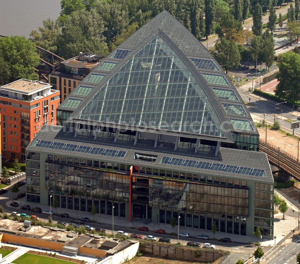 Aerial photograph Frankfurt am Main - Blick auf das Hochhaus MainTriangel am Deutschherrenufer im Frankfurter Stadtteil Sachsenhausen. Der Entwurf des Bürogebäudes stammt von Prof. Fritz Novotny. View of the office building MainTriangel at the Deutschherrenufer in Frankfurt's district Sachsenhausen. The design of the building is from Prof. Fritz Novotny.