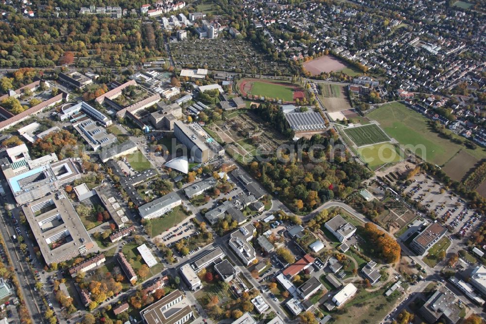 Mainz from the bird's eye view: View over part of the city of Mainz in Rhineland-Palatinate. With regard to the Johannes-Gutenberg University and a sports court, as well as some residential buildings