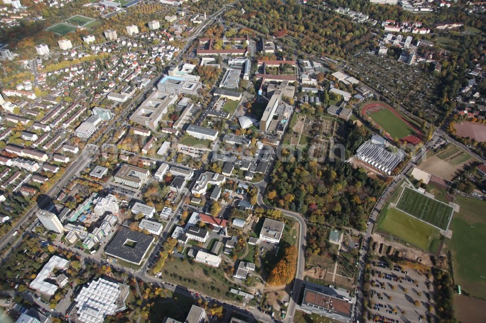 Aerial image Mainz - View over part of the city of Mainz in Rhineland-Palatinate. With regard to the Johannes-Gutenberg University and a sports court, as well as some residential buildings