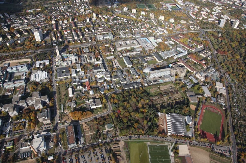 Aerial photograph Mainz - View over part of the city of Mainz in Rhineland-Palatinate. With regard to the Johannes-Gutenberg University and a sports court, as well as some residential buildings