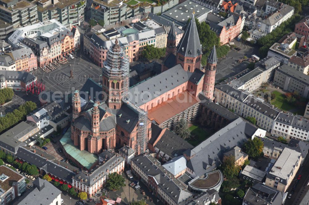 Mainz from the bird's eye view: Blick auf den Hohen Dom zu Mainz der Bischofskirche der Diözese Mainz, einer romanischen dreischiffigen Säulenbasilika, erbaut um 975 mit zwei Querhäusern und sechs Türmen. Umliegend der Bereich der Mainzer Altstadt. Mainz's Old Town center with the Cathedral High.