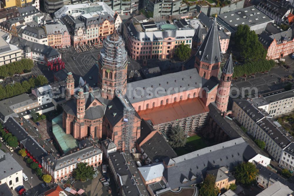 Aerial image Mainz - Blick auf den Hohen Dom zu Mainz der Bischofskirche der Diözese Mainz, einer romanischen dreischiffigen Säulenbasilika, erbaut um 975 mit zwei Querhäusern und sechs Türmen. Umliegend der Bereich der Mainzer Altstadt. Mainz's Old Town center with the Cathedral High.