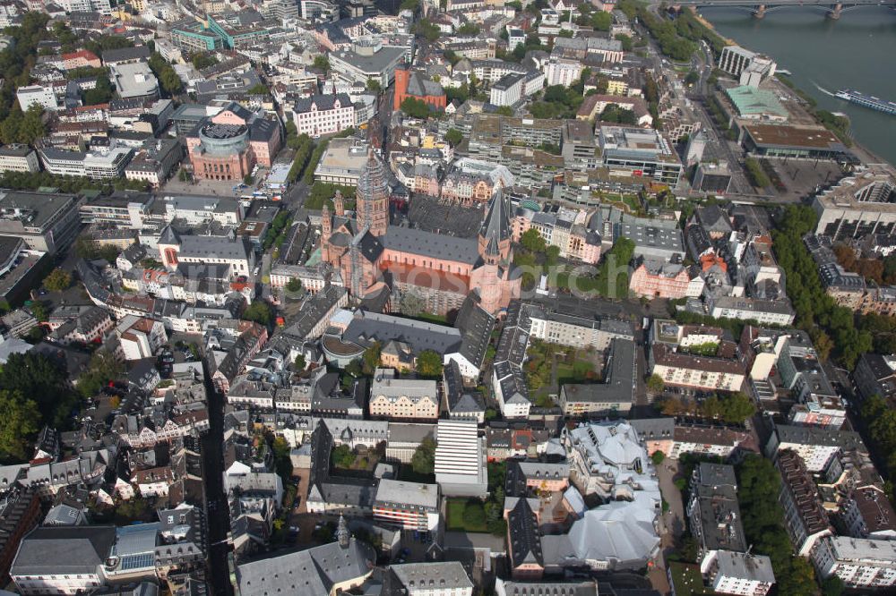 Aerial photograph Mainz - Blick auf den Hohen Dom zu Mainz der Bischofskirche der Diözese Mainz, einer romanischen dreischiffigen Säulenbasilika, erbaut um 975 mit zwei Querhäusern und sechs Türmen. Umliegend der Bereich der Mainzer Altstadt. Mainz's Old Town center with the Cathedral High.