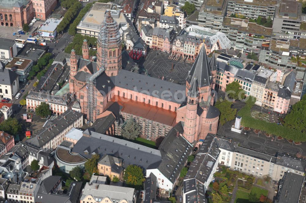 Mainz from above - Blick auf den Hohen Dom zu Mainz der Bischofskirche der Diözese Mainz, einer romanischen dreischiffigen Säulenbasilika, erbaut um 975 mit zwei Querhäusern und sechs Türmen. Umliegend der Bereich der Mainzer Altstadt. Mainz's Old Town center with the Cathedral High.