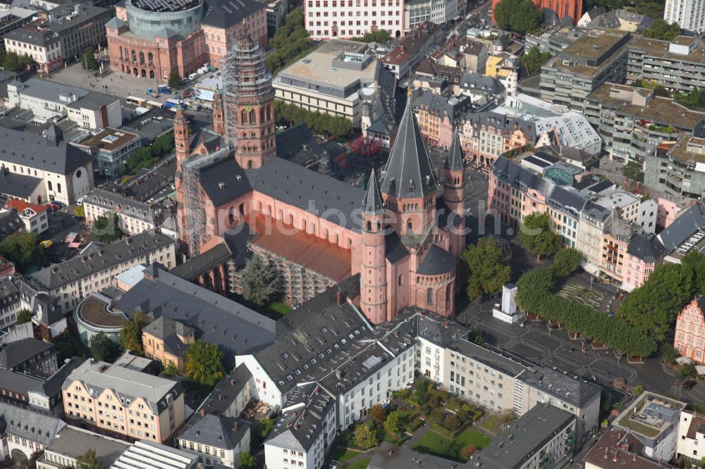 Mainz from the bird's eye view: Blick auf den Hohen Dom zu Mainz der Bischofskirche der Diözese Mainz, einer romanischen dreischiffigen Säulenbasilika, erbaut um 975 mit zwei Querhäusern und sechs Türmen. Umliegend der Bereich der Mainzer Altstadt. Mainz's Old Town center with the Cathedral High.