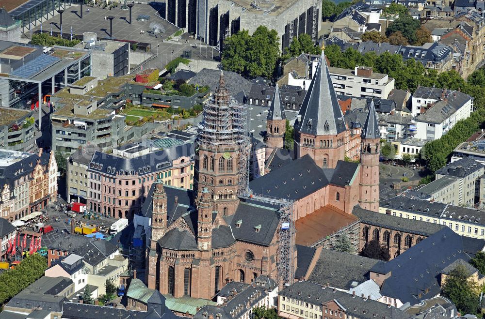 Mainz from above - Rekonstruktionsarbeiten am am Hohen Dom zu Mainz. Der zu den Kaiserdomen zählende Bau ist die Bischofskirche der römisch-katholischen Diözese Mainz und wurde Ende des 10.Jahrhunderts errichtet. Dahinter das am Rhein liegende Rathaus aus den 1970er Jahren. Reconstruction work on the Great Cathedral in Mainz. The Episcopal Church of the Roman Catholic Diocese of Mainz is one of the imperial cathedrals and was built in the 10th century. Behind the cathedral on the Rhine the town hall from the 1970s.