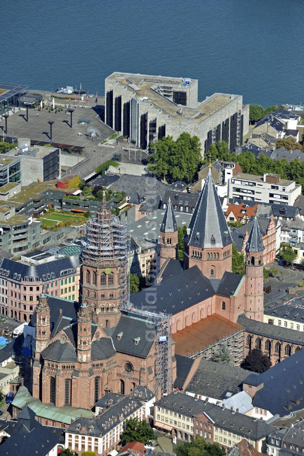 Aerial photograph Mainz - Rekonstruktionsarbeiten am am Hohen Dom zu Mainz. Der zu den Kaiserdomen zählende Bau ist die Bischofskirche der römisch-katholischen Diözese Mainz und wurde Ende des 10.Jahrhunderts errichtet. Dahinter das am Rhein liegende Rathaus aus den 1970er Jahren. Reconstruction work on the Great Cathedral in Mainz. The Episcopal Church of the Roman Catholic Diocese of Mainz is one of the imperial cathedrals and was built in the 10th century. Behind the cathedral on the Rhine the town hall from the 1970s.