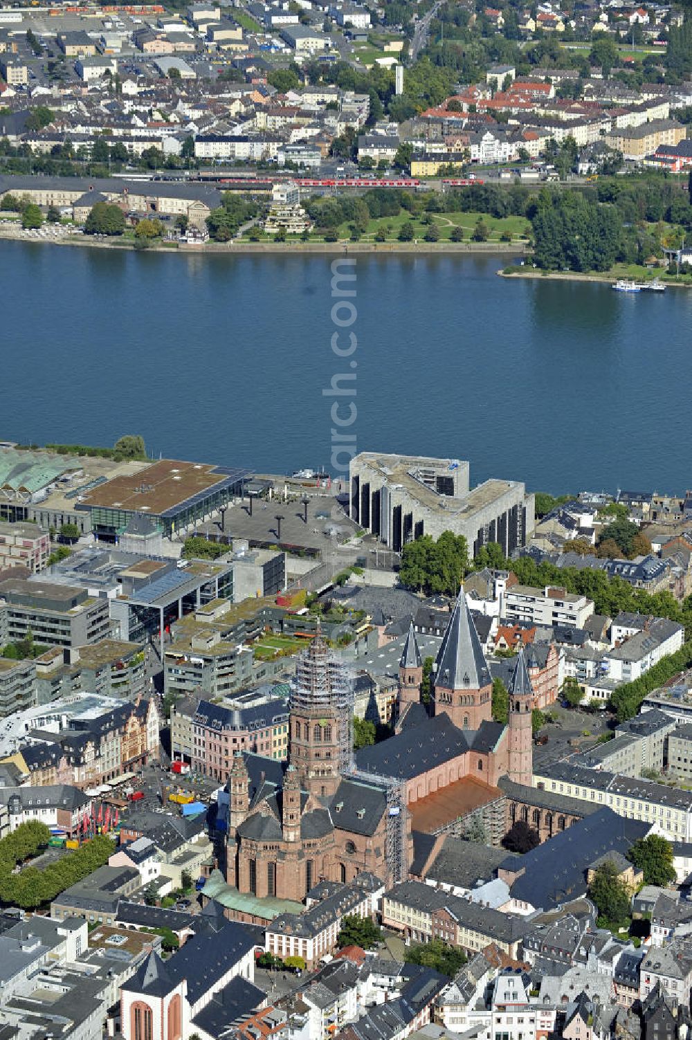 Mainz from above - Rekonstruktionsarbeiten am am Hohen Dom zu Mainz. Der zu den Kaiserdomen zählende Bau ist die Bischofskirche der römisch-katholischen Diözese Mainz und wurde Ende des 10.Jahrhunderts errichtet. Dahinter das am Rhein liegende Rathaus aus den 1970er Jahren. Reconstruction work on the Great Cathedral in Mainz. The Episcopal Church of the Roman Catholic Diocese of Mainz is one of the imperial cathedrals and was built in the 10th century. Behind the cathedral on the Rhine the town hall from the 1970s.