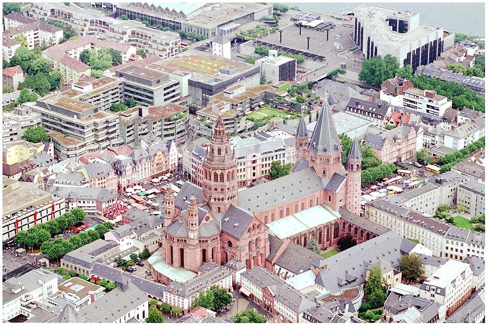 Aerial image Mainz - 24.07.2004 Blick auf dem Mainzer dom und den Mainzer Wochenmarkt Dombauverein Mainz e.V. Domstraße 10, 55116 Mainz Telefon: 0 61 31 / 25 34 13, Telefax: 0 61 31 / 22 37 97 Dompfarramt@Bistum-Mainz.de