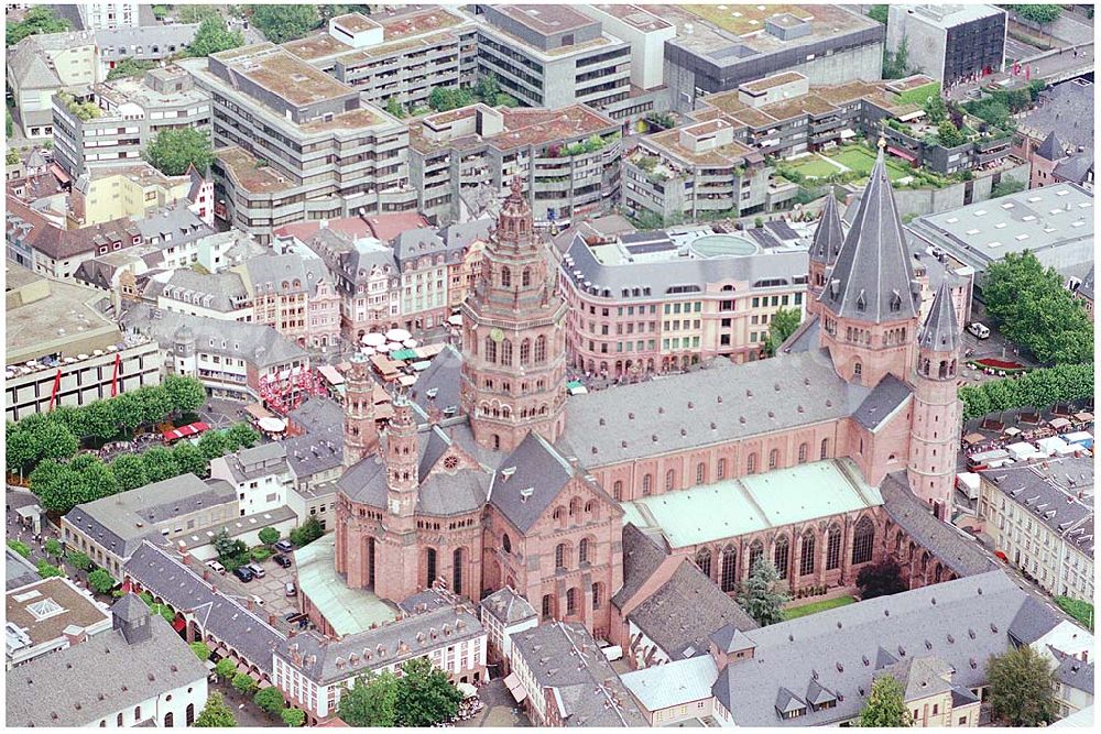 Aerial photograph Mainz - 24.07.2004 Blick auf dem Mainzer dom und den Mainzer Wochenmarkt Dombauverein Mainz e.V. Domstraße 10, 55116 Mainz Telefon: 0 61 31 / 25 34 13, Telefax: 0 61 31 / 22 37 97 Dompfarramt@Bistum-Mainz.de