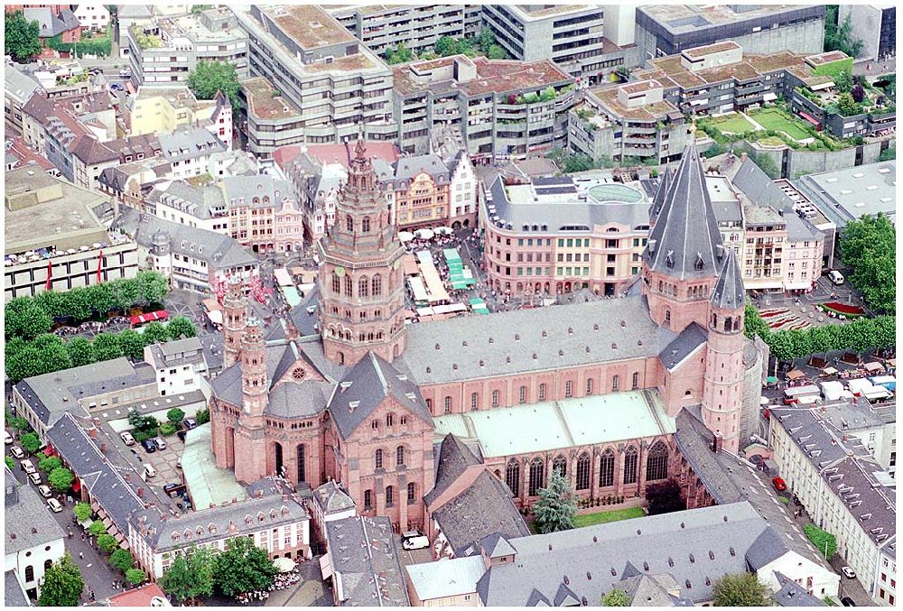 Mainz from above - 24.07.2004 Blick auf dem Mainzer dom und den Mainzer Wochenmarkt Dombauverein Mainz e.V. Domstraße 10, 55116 Mainz Telefon: 0 61 31 / 25 34 13, Telefax: 0 61 31 / 22 37 97 Dompfarramt@Bistum-Mainz.de