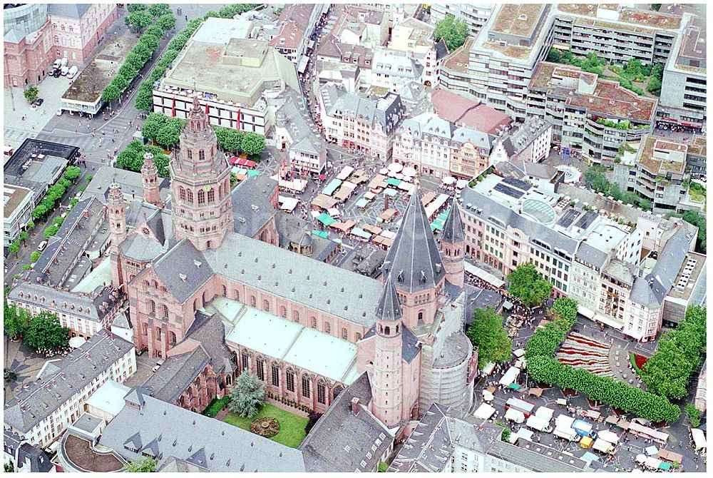 Mainz from the bird's eye view: 24.07.2004 Blick auf dem Mainzer dom und den Mainzer Wochenmarkt Dombauverein Mainz e.V. Domstraße 10, 55116 Mainz Telefon: 0 61 31 / 25 34 13, Telefax: 0 61 31 / 22 37 97 Dompfarramt@Bistum-Mainz.de