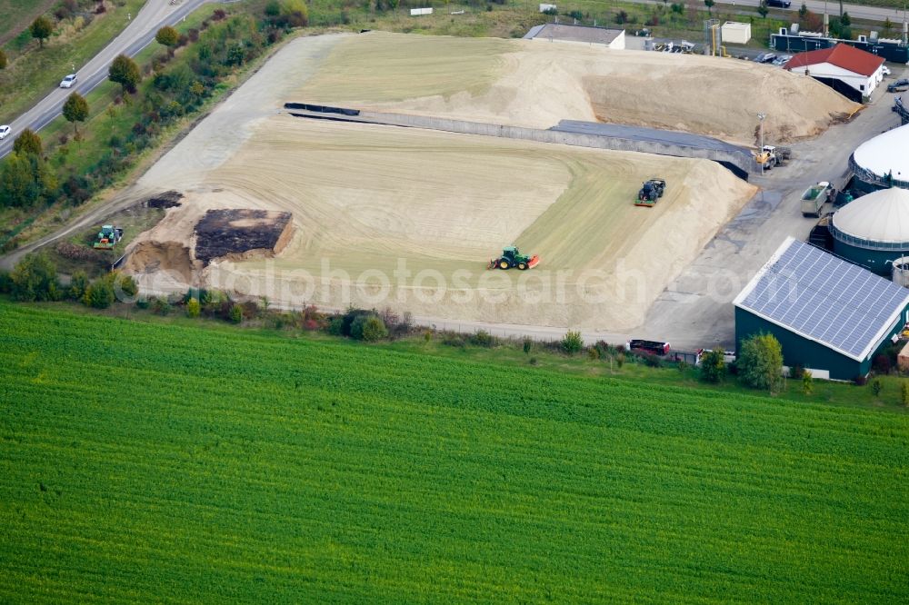 Rosdorf from the bird's eye view: Maize crop on a grain storage and storage area of an agricultural in Rosdorf in the state Lower Saxony, Germany