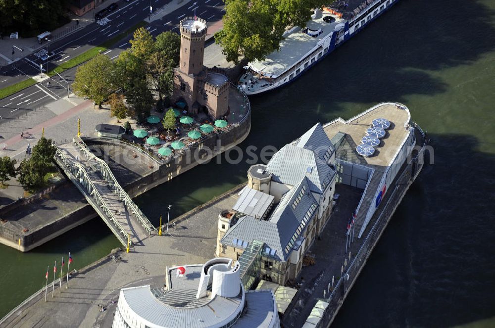 Aerial photograph Köln - Blick auf den Malakow-Turm (links) und das Imhoff-Schokoladenmuseum am Rheinauhafen. Das Museum wurde 1993 als Imhoff-Stollwerck Schokoladenmuseum eröffnet. View of the Malakoff Tower (left) and the Imhoff-chocolate museum at Rheinauhafen. The museum was opened in 1993 as the Imhoff-Stollwerck chocolate museum.