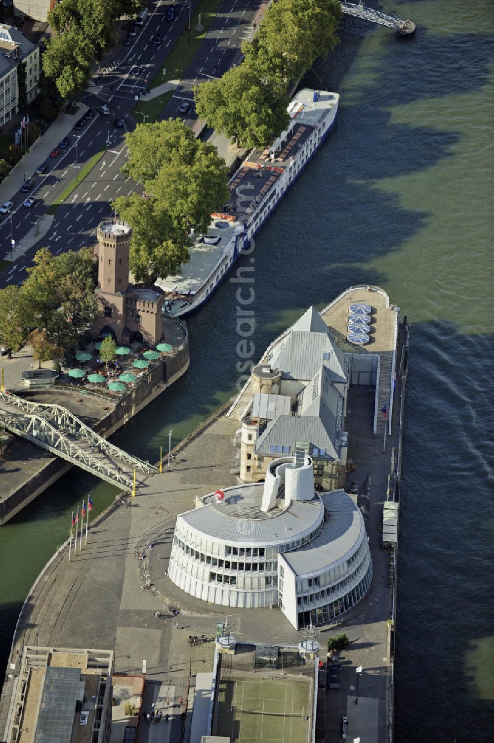 Aerial photograph Köln - Blick auf den Malakow-Turm (links) und das Imhoff-Schokoladenmuseum am Rheinauhafen. Das Museum wurde 1993 als Imhoff-Stollwerck Schokoladenmuseum eröffnet. View of the Malakoff Tower (left) and the Imhoff-chocolate museum at Rheinauhafen. The museum was opened in 1993 as the Imhoff-Stollwerck chocolate museum.