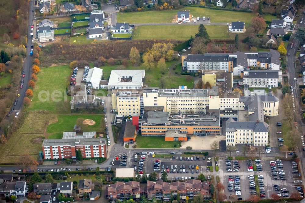 Duisburg from the bird's eye view: View of the Maltese Hospital St. Anna at Albertus Magnus Strasse Duisburg - Huckingen in the state North Rhine-Westphalia. The clinic was built in 1914