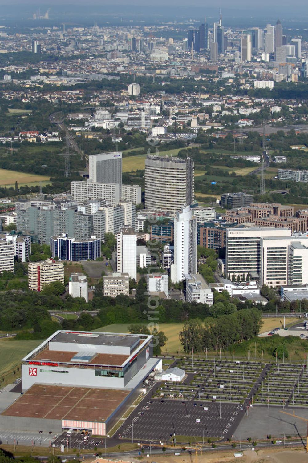 Aerial image Eschborn - Mann Mobilia Einrichtungshaus im Gewerbegebiet Eschborn - Süd. Adresse: Elly-Beinhorn-Str. 3, 65760 Eschborn, Tel. +49(0)6196 7743-400, Fax +49(0)6196 7743-499, E-Mail: mann-mobilia-eschborn@mann-mobilia.de; Kontakt Geschäftsführung: Mann Mobilia GmbH, Durlacher Allee 109, 76137 Karlsruhe, Tel. +49(0)721 6096-0, Fax +49(0)721 6096-451