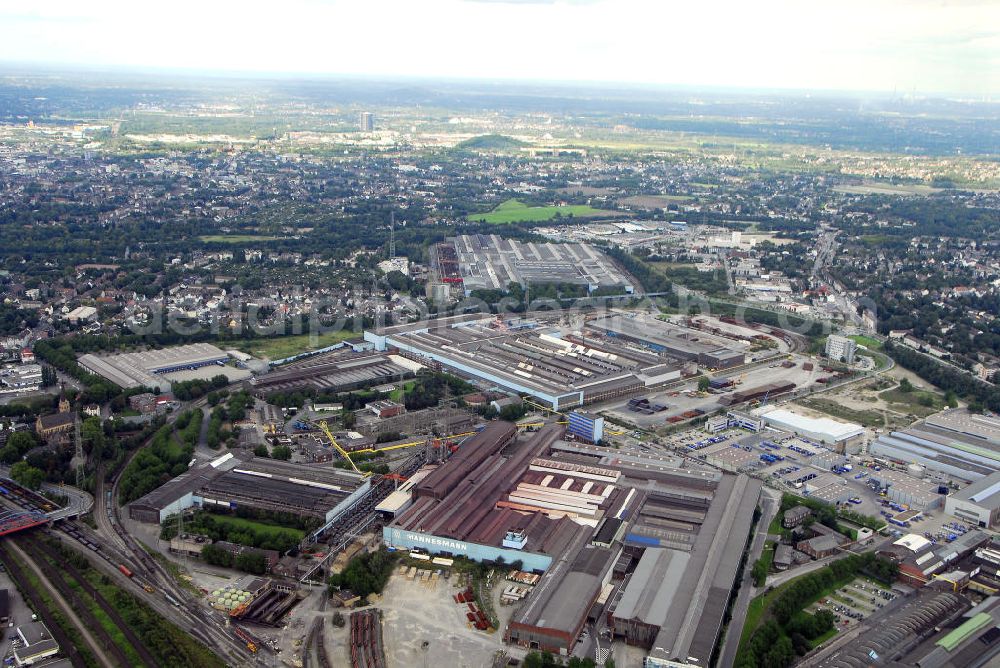 Aerial photograph Mühlheim an der Ruhr - Blick auf die Mannesmannröhren-Werke. Das Unternehmen Mannesmann gehört zu den herausragenden Marken der deutschen Industriegeschichte, Schwerpunkt dieses Werkes ist die Herstellung von Grobblechen zur Weiterverarbeitung zu geschweißten und nahtlosen Stahlrohren. Das Unternehmen besteht aus zahlreichen Tochter- und Beteiligungsgesellschaften die weltweit Rohrerzeugnisse für unterschiedliche Einsatzzwecke herstellen und liefern. Kontakt: Mannesmannröhren-Werke GmbH, Wiesenstraße 36, 45473 Mülheim an der Ruhr, Tel. +49(0)208 458 01, Fax +49(0)208 458 1999, Email: info.service@smrw.de