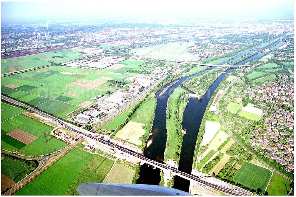 Mannheim from above - 28.05.2004 Die alte Autobahnbrücke an der BAB A54 Mannheim über den Neckar, ein Bauwerk des Ingenieur Moll aus den 30er Jahren, dessen statisches System aus einem Dreigelenksbogengebildet wird, wird wegen Bauwerksschädigungen durch Tausalz und auf Grund der stark zunehmenden Belastung durch den Verkehr abgerissen. Als Ersatz wird parallel zur noch bestehenden Brücke eine neue Brücke gebaut.