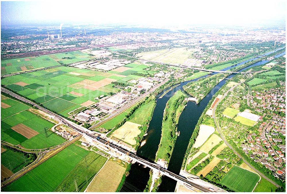 Mannheim from the bird's eye view: 28.05.2004 Die alte Autobahnbrücke an der BAB A54 Mannheim über den Neckar, ein Bauwerk des Ingenieur Moll aus den 30er Jahren, dessen statisches System aus einem Dreigelenksbogengebildet wird, wird wegen Bauwerksschädigungen durch Tausalz und auf Grund der stark zunehmenden Belastung durch den Verkehr abgerissen. Als Ersatz wird parallel zur noch bestehenden Brücke eine neue Brücke gebaut.