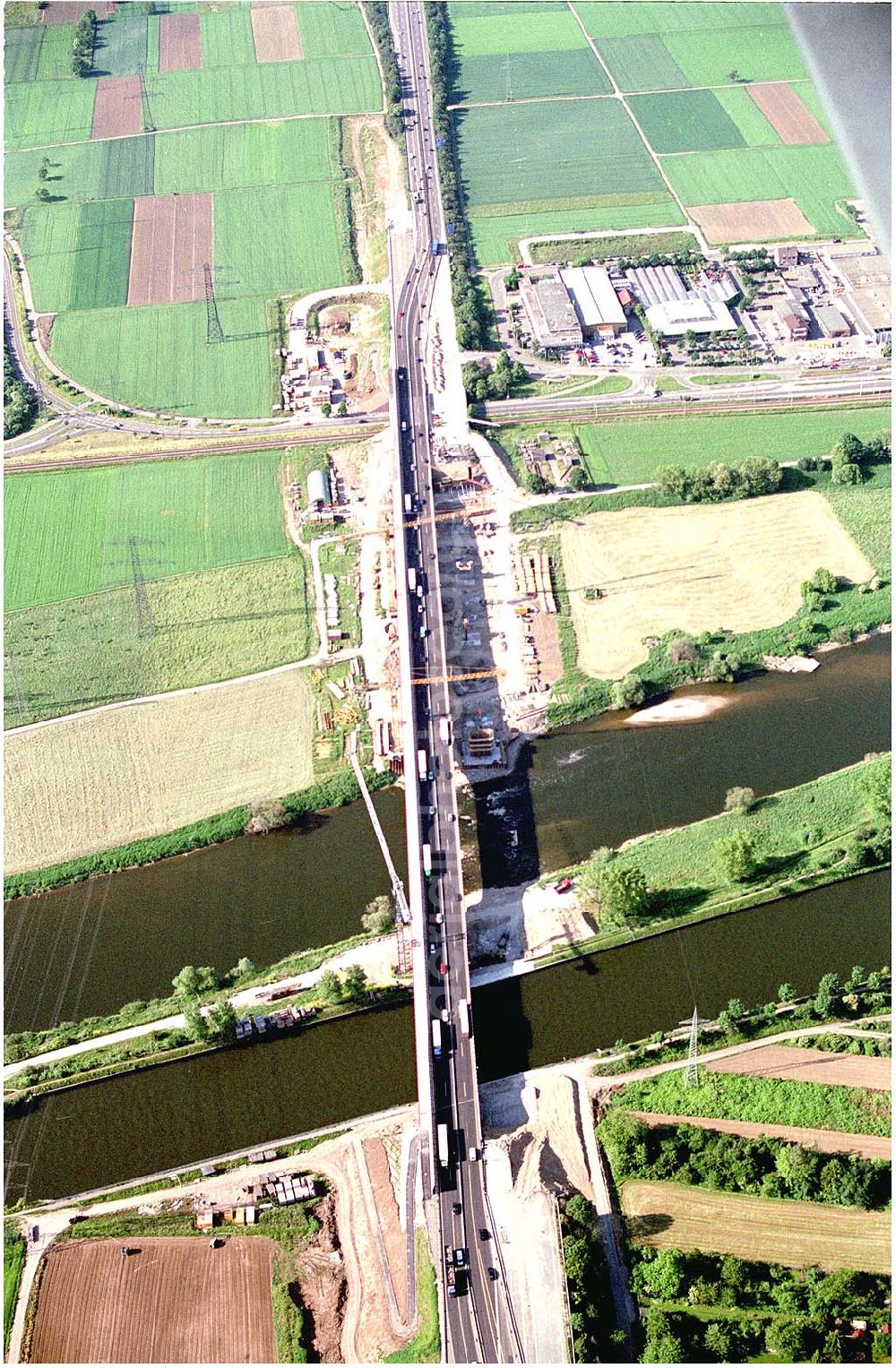 Aerial image Mannheim - 28.05.2004 Die alte Autobahnbrücke an der BAB A54 Mannheim über den Neckar, ein Bauwerk des Ingenieur Moll aus den 30er Jahren, dessen statisches System aus einem Dreigelenksbogengebildet wird, wird wegen Bauwerksschädigungen durch Tausalz und auf Grund der stark zunehmenden Belastung durch den Verkehr abgerissen. Als Ersatz wird parallel zur noch bestehenden Brücke eine neue Brücke gebaut.