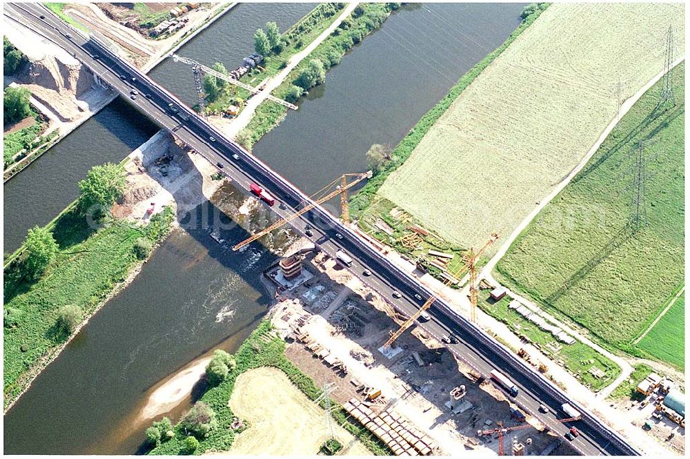 Aerial photograph Mannheim - 28.05.2004 Die alte Autobahnbrücke an der BAB A54 Mannheim über den Neckar, ein Bauwerk des Ingenieur Moll aus den 30er Jahren, dessen statisches System aus einem Dreigelenksbogengebildet wird, wird wegen Bauwerksschädigungen durch Tausalz und auf Grund der stark zunehmenden Belastung durch den Verkehr abgerissen. Als Ersatz wird parallel zur noch bestehenden Brücke eine neue Brücke gebaut.