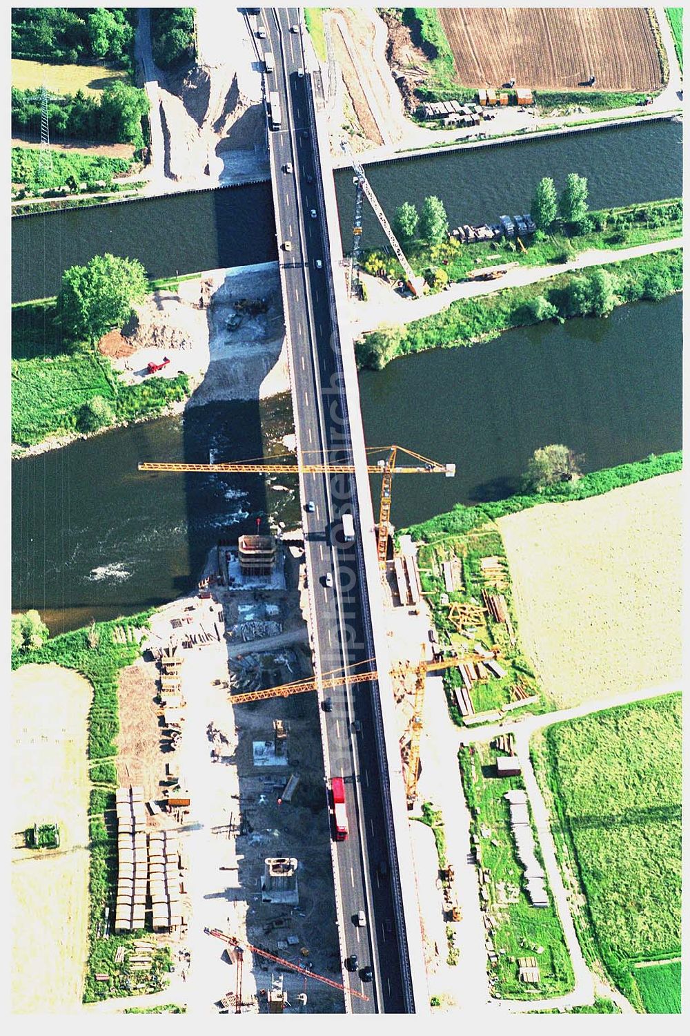 Mannheim from above - 28.05.2004 Die alte Autobahnbrücke an der BAB A54 Mannheim über den Neckar, ein Bauwerk des Ingenieur Moll aus den 30er Jahren, dessen statisches System aus einem Dreigelenksbogengebildet wird, wird wegen Bauwerksschädigungen durch Tausalz und auf Grund der stark zunehmenden Belastung durch den Verkehr abgerissen. Als Ersatz wird parallel zur noch bestehenden Brücke eine neue Brücke gebaut.