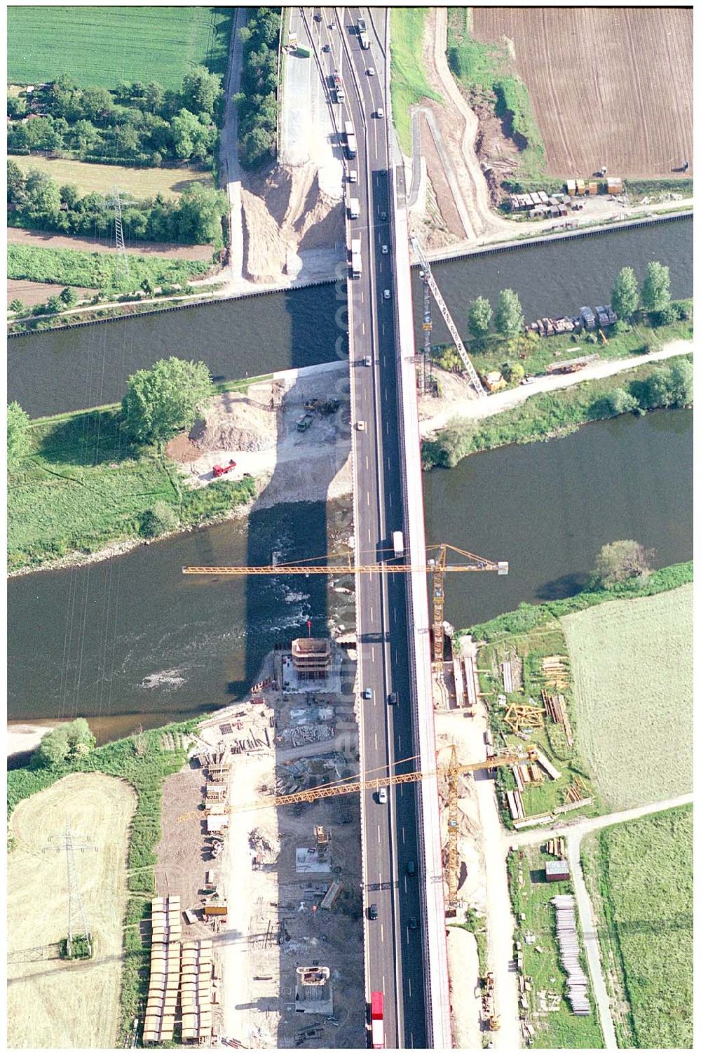 Mannheim from the bird's eye view: 28.05.2004 Die alte Autobahnbrücke an der BAB A54 Mannheim über den Neckar, ein Bauwerk des Ingenieur Moll aus den 30er Jahren, dessen statisches System aus einem Dreigelenksbogengebildet wird, wird wegen Bauwerksschädigungen durch Tausalz und auf Grund der stark zunehmenden Belastung durch den Verkehr abgerissen. Als Ersatz wird parallel zur noch bestehenden Brücke eine neue Brücke gebaut.