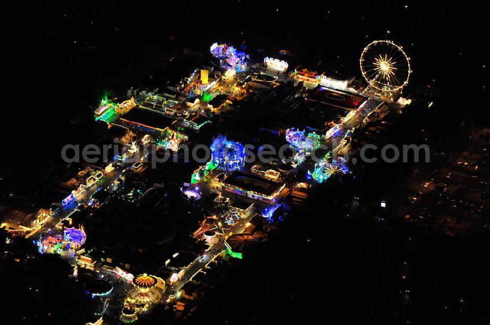 Mannheim from the bird's eye view: Nachtluftbild der Mannheimer Maimess auf dem Neuen Messplatz am Herzogenriedpark. Rund 170 Schaustellerbetriebe aus ganz Deutschland sind zu der in der Mannheimer Neckarstadt alljährlichen Volksfest Maimess angereist. Night aerial view of the Mannheimer Maimess at the Herzogenriedpark. About 170 performers from all over Germany companies have come to the annual Neckar in Mannheim city festival Maimess.